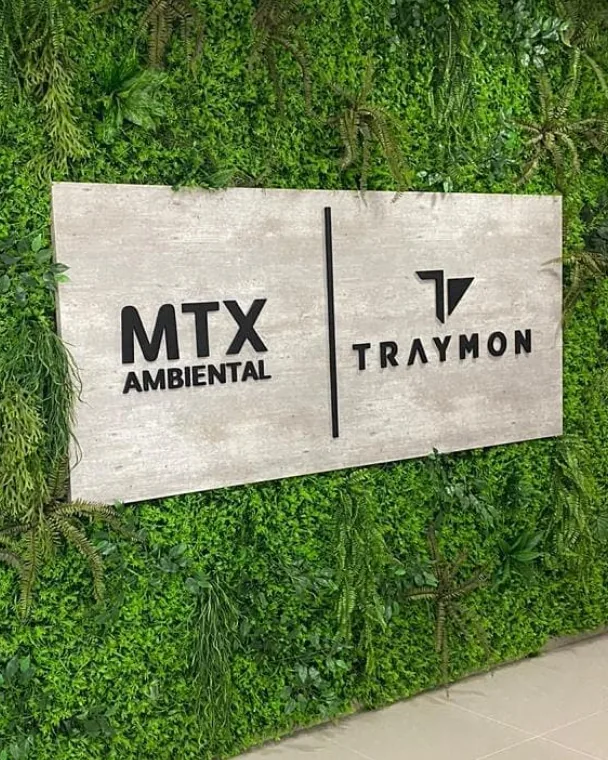 Placa MTX Ambiental e Traymon em jardim vertical