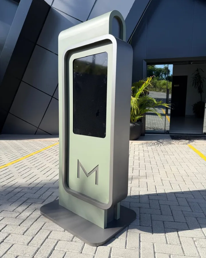 Totem moderno com display