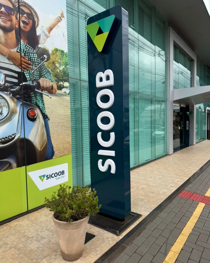 Totem de identificação da Sicoob